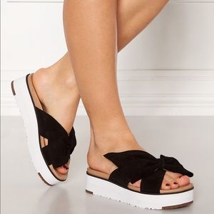 UGG BLACK SUEDE BOW PLATFORM SANDALS